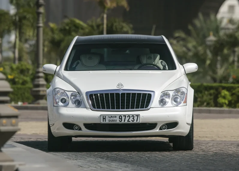Maybach 62 in Dubai Maybach 62 in Dubai, Frontalansicht mit markanter Maybach-Kühlergrillgestaltung