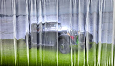Abstrakte Darstellung eines Mercedes-Benz 380 K auf Stoff mit Faltenwurf und künstlerischer Verfremdung.