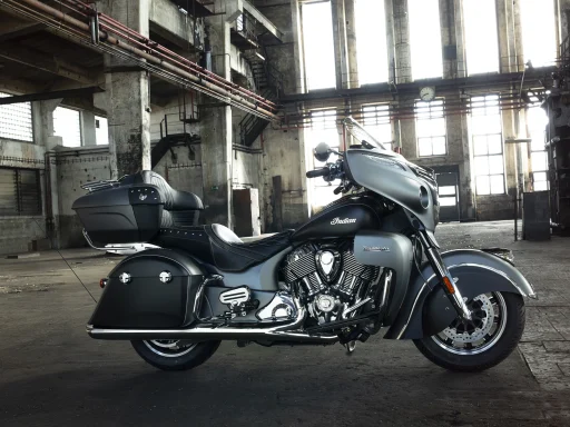 Indian Roadmaster Touring-Motorrad vor historischer Industriekulisse.
