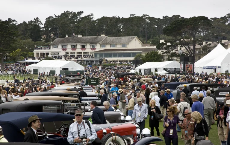 Besucher und historische Automobile beim Pebble Beach Concours d’Elegance