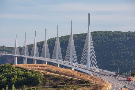 Viaduc de Millau mit seinen markanten Pylonen in der Landschaft Südfrankreichs.