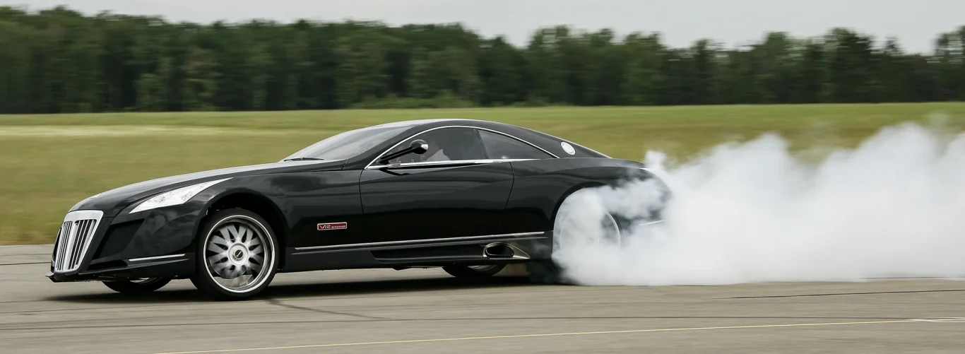 Maybach Exelero Burnout Maybach Exelero bei einem Burnout auf einer Teststrecke mit aufsteigendem Reifenrauch.