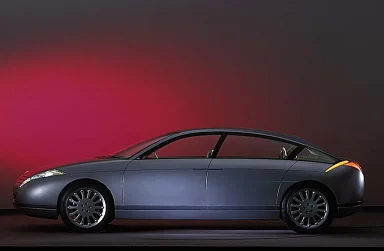 silbergrauer Citroën Lignage Concept in Seitenansicht vor einem Hintergrund mit rotem Lichtverlauf im Fotostudio