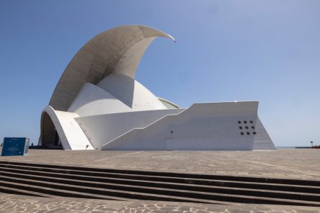 Auditorio de Tenerife in Santa Cruz bei Tageslicht mit markanter weißer Dachkonstruktion.
