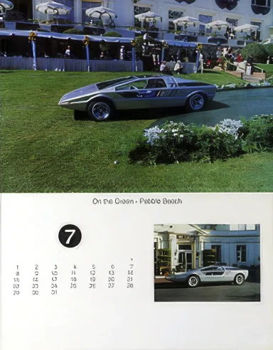 Maserati Boomerang nach der Preisverleihung auf der Präsentationsrampe beim Pebble Beach Concours d'Elegance, Kalenderblatt Juli 