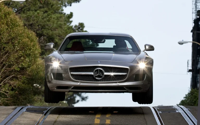 Mercedes-Benz SLS AMG in dynamischer Fahraufnahme während eines Sprungs – Automobilfotografie von Dieter Rebmann.
