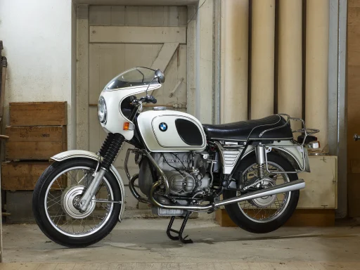 BMW R 60/5 von 1973 mit Halbschalenverkleidung in historischer Werkstatt.
Kleiner