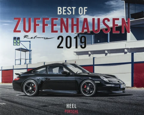 Titel des Porsche-Kalenders „Best of Zuffenhausen 2019“ mit schwarzem Porsche 911 (997) auf einer Rennstrecke vor den Boxengebäuden.