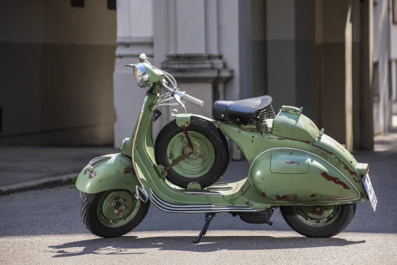 Hellgrüne ACMA 125 Baujahr 1954 mit Patina und Reserverad im Durchstieg.
