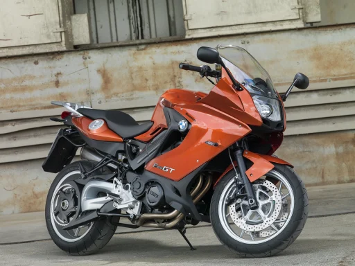 BMW F 800 GT in Orange vor einer Industriehalle fotografiert.