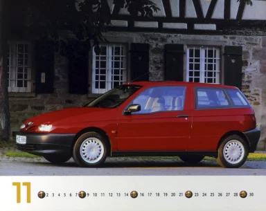 Alfa Romeo 145 Quadrifoglio Verde vor historischem Fachwerkhaus – November-Motiv aus dem Kalender „Best of Alfa Romeo 1998“.