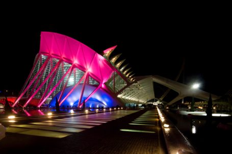Ciudad de las Artes y las Ciencias in Valencia bei Nacht mit futuristischer Architektur und Wasserflächen.