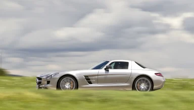 Mercedes-Benz SLS AMG Coupé in dynamischer Seitenansicht auf einer Landstraße – Automobilfotografie von Dieter Rebmann.