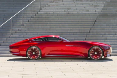 Rotes Mercedes-Maybach Vision 6 Concept Car in Seitenansicht vor einer monumentalen modernen Treppenanlage.