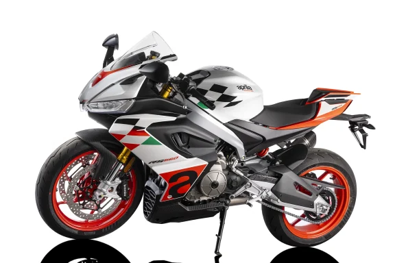 Aprilia RS 660 Extrema in weißer Rennlackierung mit roten Felgen auf weißem Studiohintergrund.