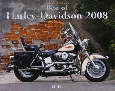 Harley-Davidson Heritage Softail Classic mit Windschild und Ledertaschen vor einer Backsteinmauer.Harley Kalender 2008
