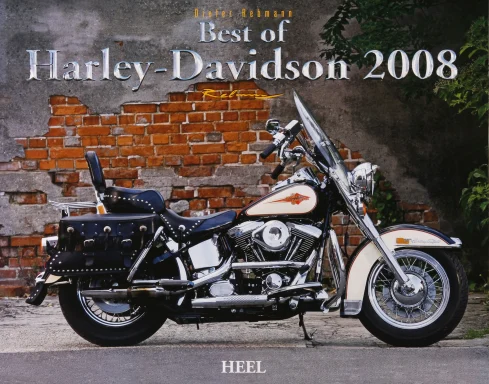 Harley-Davidson Heritage Softail Classic mit Windschild und Ledertaschen vor einer Backsteinmauer.Harley Kalender 2008
