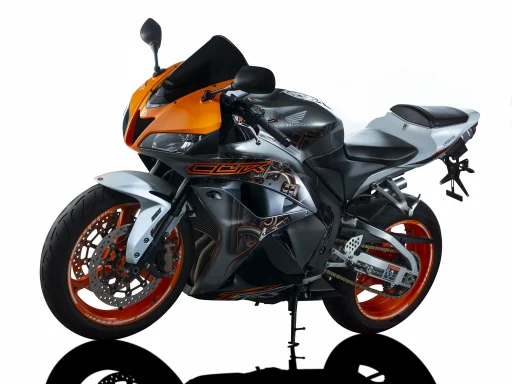 Honda CBR 600RR Special Edition Baujahr 2011 in Vibrant Orange und Precious Grey Metallic auf weißem Studiohintergrund.
