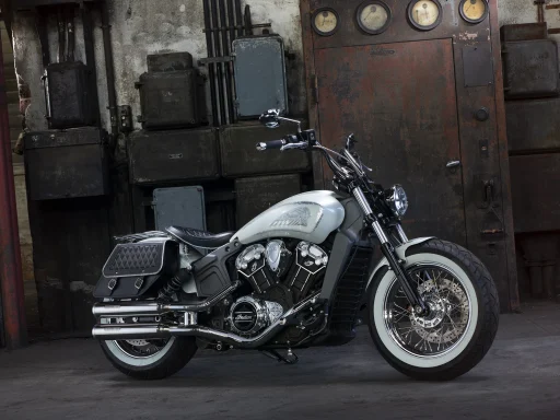 Indian Scout 1200 Dreamgirl mit Weißwandreifen und Custom-Details in einer Industriehalle.
