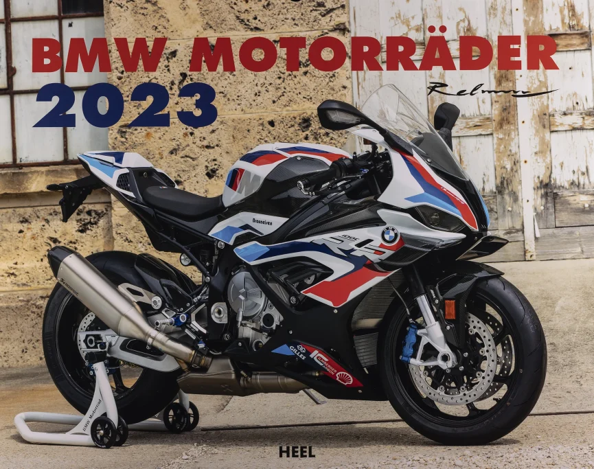 Titelblatt des Kalenders „BMW Motorräder 2023“ mit BMW M 1000 RR in Motorsport-Lackierung vor historischer Industriekulisse.
