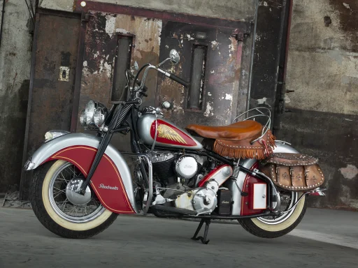 Indian Chief Roadmaster 1947 in rot-silberner Lackierung mit Fransenleder und Weißwandreifen.
