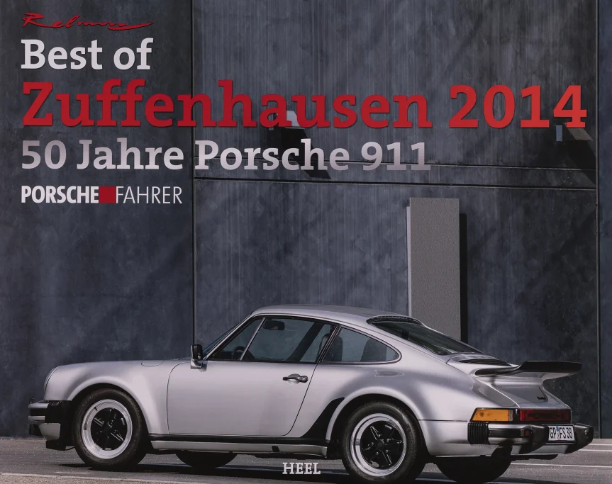 Titel des Kalenders „Best of Zuffenhausen 2014 – 50 Jahre Porsche 911“ mit silbernem Porsche 911 Turbo (930) vor moderner Architektur
