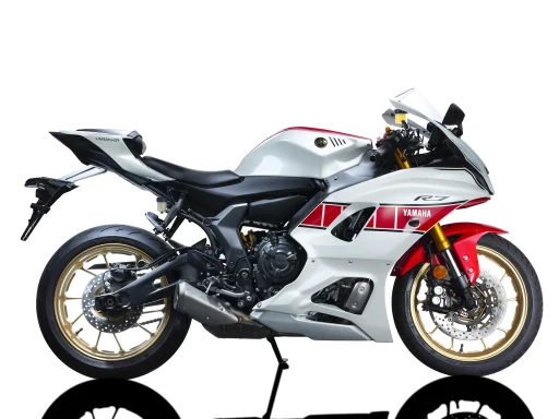 Yamaha YZF-R7 World GP 60th Anniversary Edition 2022 in der legendären Jubiläumslackierung als Studioaufnahme.