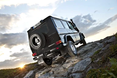 Professionelle Offroad-Fotografie eines Mercedes-Benz G 300 CDI Professional auf felsigem Terrain.