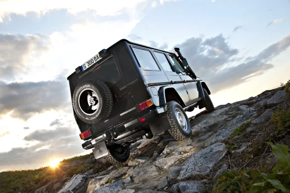 Professionelle Offroad-Fotografie eines Mercedes-Benz G 300 CDI Professional auf felsigem Terrain. 