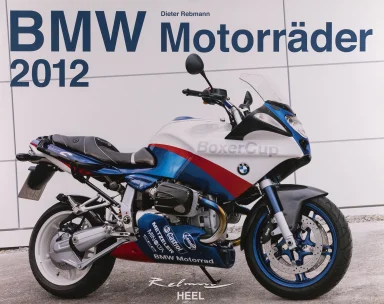 Titelblatt des Kalenders „BMW Motorräder 2012“ mit BMW BoxerCup Replica vor moderner Architektur.