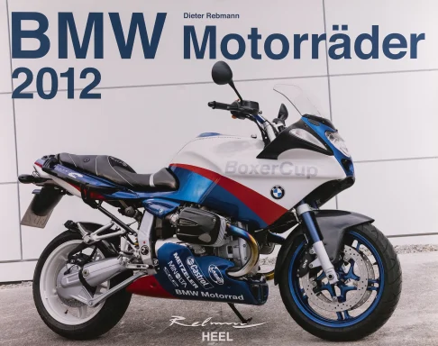 Titelblatt des Kalenders „BMW Motorräder 2012“ mit BMW BoxerCup Replica vor moderner Architektur.