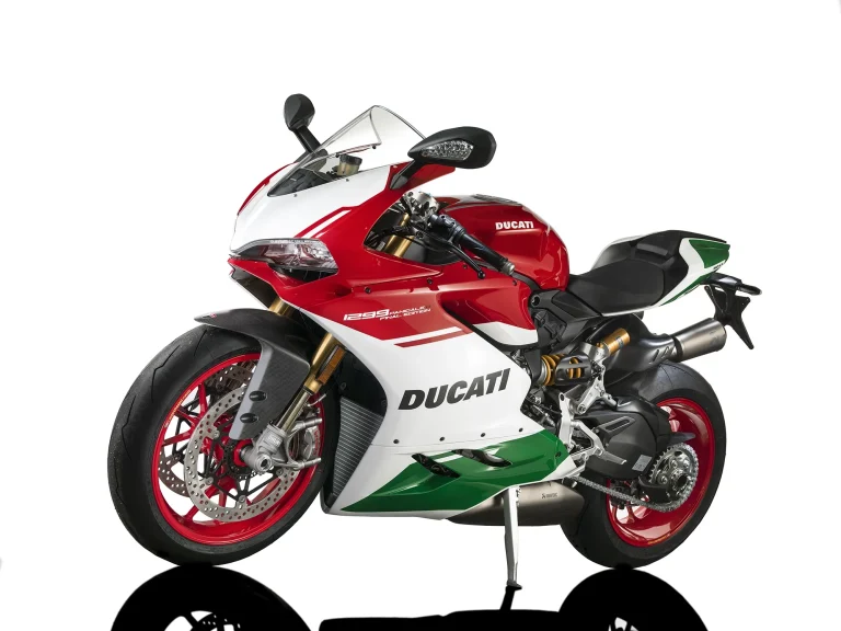 Ducati 1299 Panigale Final Edition als professionelle Studioaufnahme vor weißem Hintergrund.
