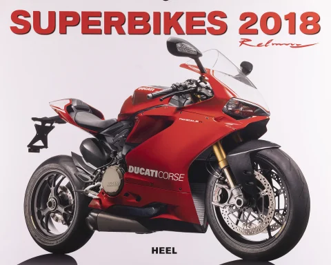 Titelblatt des Superbikes Kalenders 2018 mit einer roten Ducati Panigale R.
