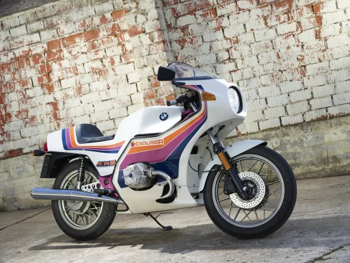 Krauser MKM 1000 mit BMW-Boxermotor vor einer Backsteinwand fotografiert.