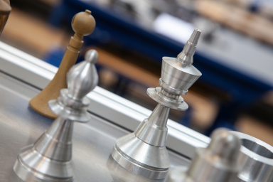Individuell gefertigte Schachfiguren aus Metall und Holz