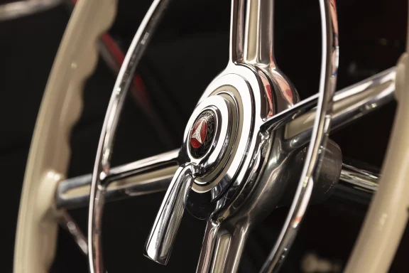 Nahaufnahme des Lenkrads eines Mercedes-Benz 540 K Stromlinienwagens mit Mercedes-Stern