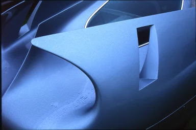 Karosseriedetail des Alfa Romeo BAT 5 mit charakteristischen aerodynamischen Linien und Regentröpfchen.