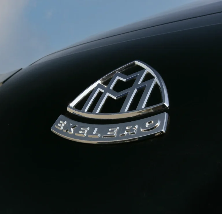 Maybach Exelero – Rennhelm Roter Rennhelm im Innenraum des schwarzen Maybach Exelero.