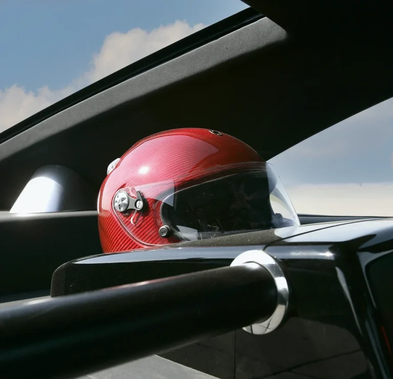 Maybach Exelero – Rennhelm Roter Rennhelm im Innenraum des schwarzen Maybach Exelero.
