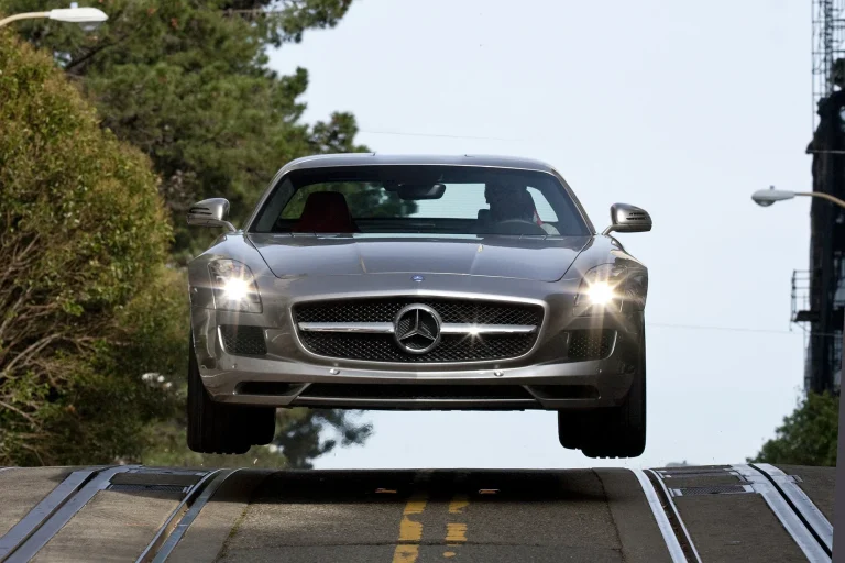Mercedes-Benz SLS AMG in dynamischer Fahraufnahme während eines Sprungs – Automobilfotografie von Dieter Rebmann.