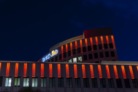ING-DiBa-Headquarter in Frankfurt bei Nacht mit orange beleuchteter Fassade.