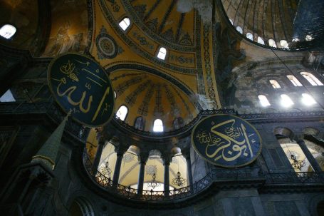 Innenraum der Hagia Sophia in Istanbul mit Kuppel und islamischen Schriftmedaillons.
