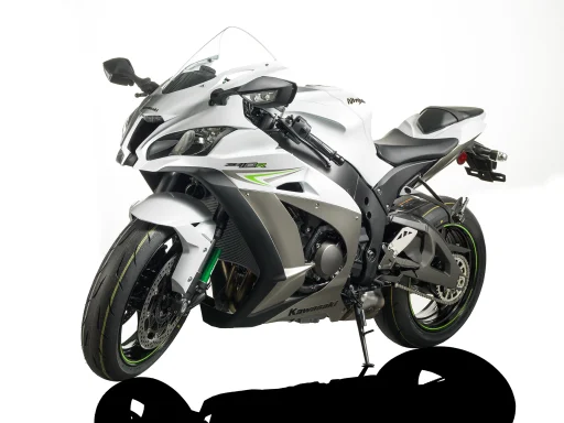 Kawasaki Ninja ZX-10R Baujahr 2017 in Weiß-Silber mit grünen Akzenten auf weißem Studiohintergrund.
