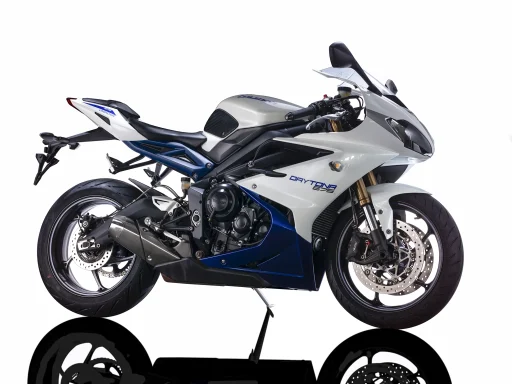 BMW HP4 Competition von 2012 in Blau-Silber mit Akrapovič-Auspuff auf weißem Studiohintergrund.
