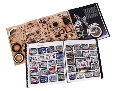 Geöffnetes Buch „Ride Free Forever“ mit der Dokumentation einer zerlegten Harley-Davidson Heritage Springer