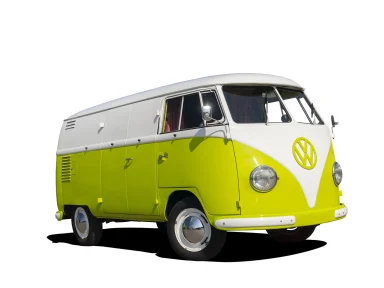 Grün-weißer VW Bulli T1 Barndoor in Frontansicht vor weißem Hintergrund – Februar-Motiv aus dem Kalender „Faszination VW Bulli 2022“.