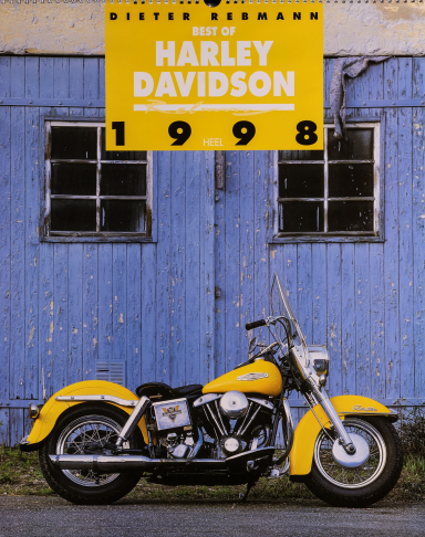Gelbe Harley-Davidson Electra Glide vor einer historischen blauen Holztür – Titelbild des Harley-Davidson Kalenders 1998.