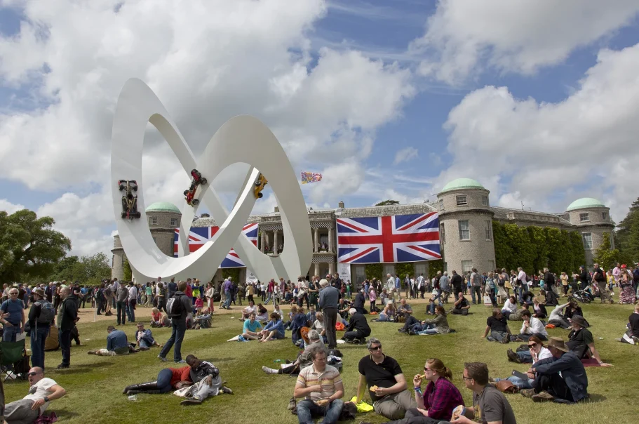 Skulptur von Gerry Judah vor Goodwood House beim Goodwood Festival of Speed in England.