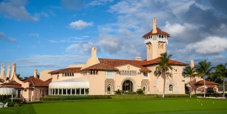 Mar-a-Lago in Palm Beach mit Palmen und Gartenanlage.