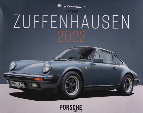 Titel des Porsche-Kalenders „Best of Zuffenhausen 2022“ mit schieferblauem Porsche 911 Carrera 3.2.